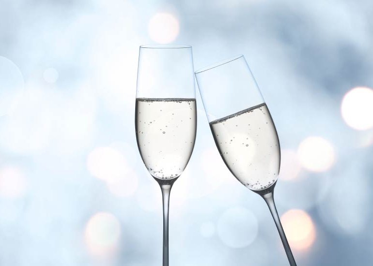 Ansto�en mit zwei Sektkelchen