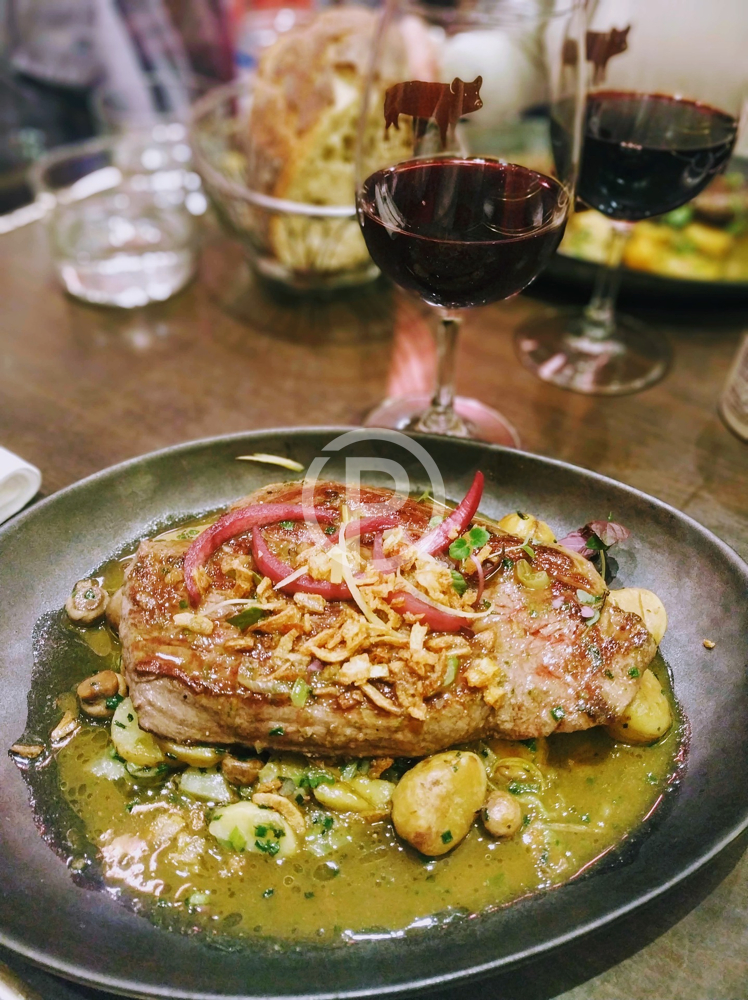 Deftiges aus der K�che mit einem Glas Rotwein im 1. Obergeschoss Gastronomie und Wohnung Waiblingen