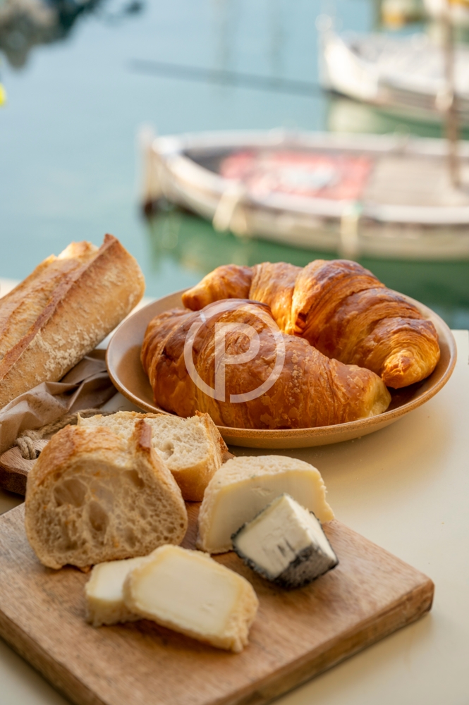 Croissant und leckerer K�se serviert im Galeriebereich Gastronomie und Wohnung Waiblingen