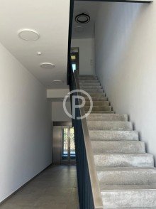 Treppenhaus Aufzug Vertriebsstandort vor den Toren Stuttgarts: Attraktive B�ros und ansprechende Pr�senationsfl�chen